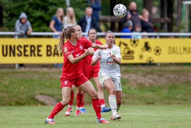 v.li.: Anna Knol (FC Twente Enschede, 5) und Maja Sternad (SV Werder Bremen, 11) im Zweikampf, Duell, Dynamik, Aktion, Action, Spielszene, 17.08.2025, Bramsche (Deutschland), Fussball, Testspiel Frauen, SV Werder Bremen - FC Twente Enschede