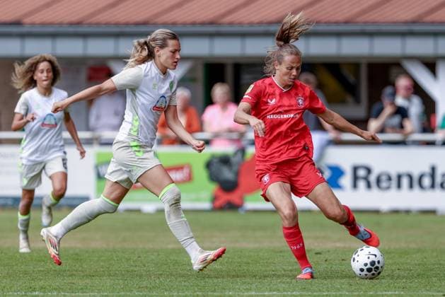 v.li.: Medina Desic (SV Werder Bremen, 9) und Anna Knol (FC Twente Enschede, 5) im Zweikampf, Duell, Dynamik, Aktion, Action, Spielszene, 17.08.2025, Bramsche (Deutschland), Fussball, Testspiel Frauen, SV Werder Bremen - FC Twente Enschede