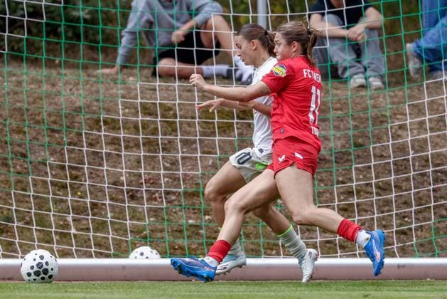 v.li.: Tuana Mahmoud (SV Werder Bremen, 10) und Alieke Tuin (FC Twente Enschede, 11) im Laufduell, Zweikampf, Duell, Dynamik, Aktion, Action, Spielszene, 17.08.2025, Bramsche (Deutschland), Fussball, Testspiel Frauen, SV Werder Bremen - FC Twente Enschede