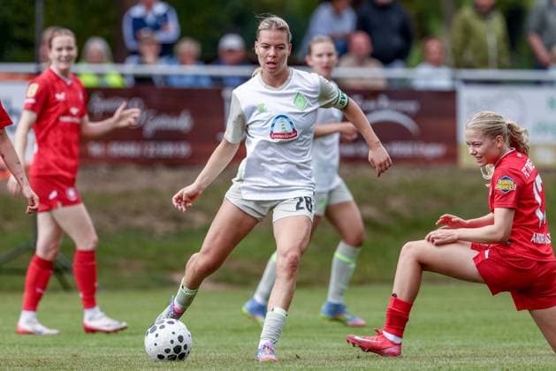 v.li.: Juliane Wirtz (SV Werder Bremen, 28) und Amanda Andradottir (FC Twente Enschede, 17) im Zweikampf, Duell, Dynamik, Aktion, Action, Spielszene, 17.08.2025, Bramsche (Deutschland), Fussball, Testspiel Frauen, SV Werder Bremen - FC Twente Enschede