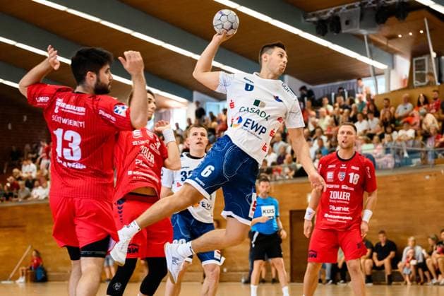 Bietigheim: HBL - 25 26 - DHB-Pokal - SG BBM Bietigheim - VfL Potsdam v.li. Juan de la Pena (Bietigheim), Markus Mahr (Potsdam) Bietigheim-Bissingen Halle am Viadukt Baden-Württemberg Deutschland