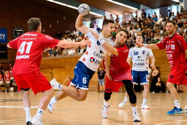 Bietigheim: HBL - 25 26 - DHB-Pokal - SG BBM Bietigheim - VfL Potsdam Markus Mahr (Potsdam), Nikola Vlahovic (Bietigheim) Bietigheim-Bissingen Halle am Viadukt Baden-Württemberg Deutschland