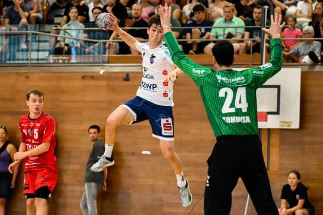 Bietigheim: HBL - 25 26 - DHB-Pokal - SG BBM Bietigheim - VfL Potsdam Marvin Siemer (Potsdam), Torhueter Martin Tomovski (Bietigheim) Bietigheim-Bissingen Halle am Viadukt Baden-Württemberg Deutschland