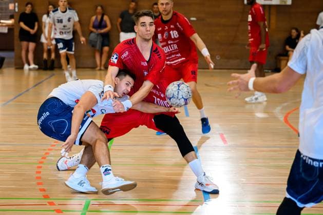 Bietigheim: HBL - 25 26 - DHB-Pokal - SG BBM Bietigheim - VfL Potsdam v. li. im Zweikampf Nikola Vlahovic (Bietigheim) und Markus Mahr (Potsdam) Bietigheim-Bissingen Halle am Viadukt Baden-Württemberg Deutschland