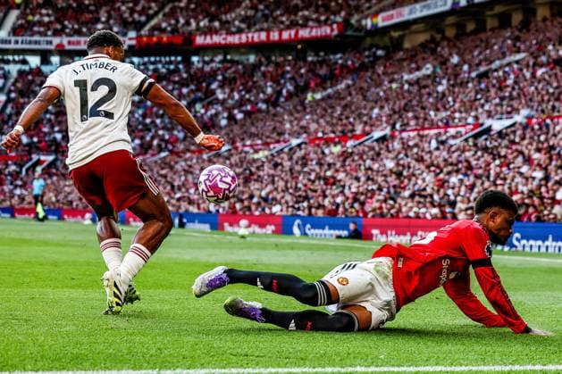 Premier League Manchester United, ManU v Arsenal Amad Diallo of Manchester United is challenged by Jurrien Timber of Arsenal during the Premier League match Manchester United vs Arsenal at Old Trafford, Manchester, United Kingdom, 17th August 2025 (Photo by Mark Cosgrove News Images) Manchester Old Trafford Greater Manchester United Kingdom Copyright: xMarkxCosgrove NewsxImagesx
