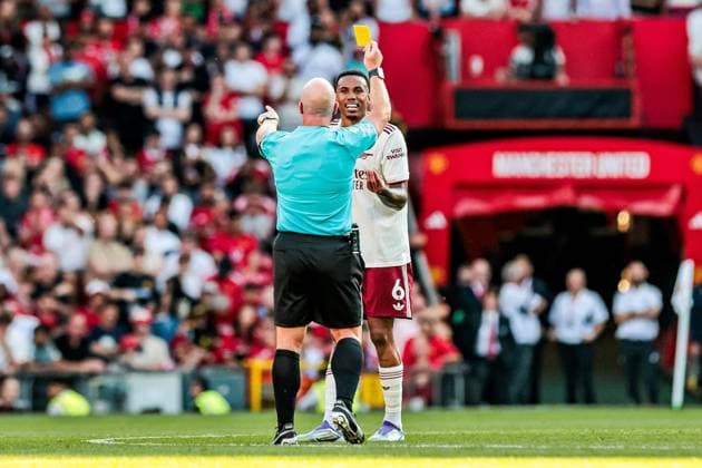Premier League Manchester United, ManU v Arsenal Gabriel Magalhaes of Arsenal receives a yellow card from Referee Simon Hooper during the Premier League match Manchester United vs Arsenal at Old Trafford, Manchester, United Kingdom, 17th August 2025 (Photo by Mark Cosgrove News Images) Manchester Old Trafford Greater Manchester United Kingdom Copyright: xMarkxCosgrove NewsxImagesx
