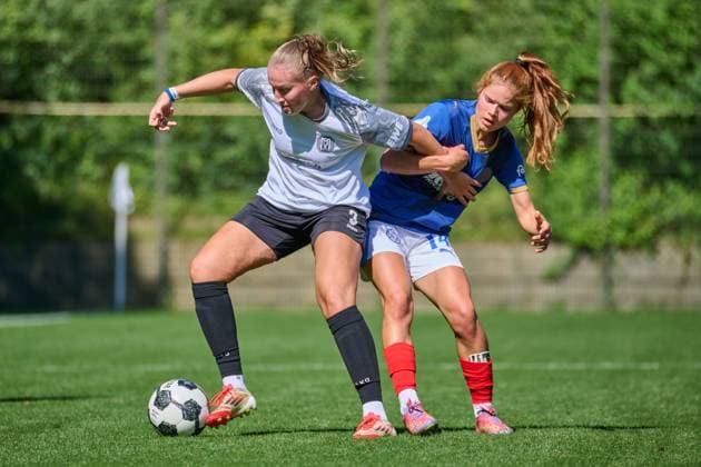 17.08.2025, Fußball, Frauen, Damen, DFB-Pokal Play-Offs, Saison 2025 2026, Holstein Women, Holstein Kiel - SV Meppen Zweikampf zwischen Nina Rolfes (Meppen) und Zoe Luisa Tolksdorf Kiel, Citti Fussball Park - Proj Holstein-Stadion Schleswig-Holstein Deutschland
