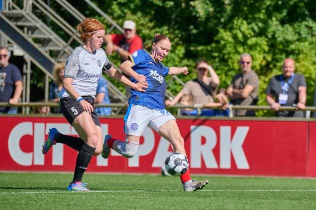 17.08.2025, Fußball, Frauen, Damen, DFB-Pokal Play-Offs, Saison 2025 2026, Holstein Women, Holstein Kiel - SV Meppen Kira Hasse (Kiel) gegen Kapitänin Lena Maria Göppel Kiel, Citti Fussball Park - Proj Holstein-Stadion Schleswig-Holstein Deutschland