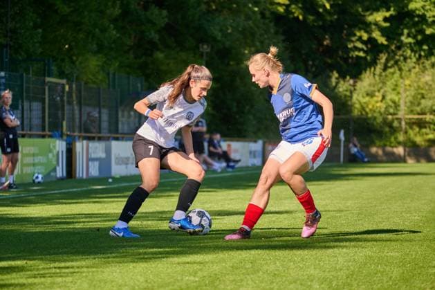 17.08.2025, Fußball, Frauen, Damen, DFB-Pokal Play-Offs, Saison 2025 2026, Holstein Women, Holstein Kiel - SV Meppen Marie Bleil (Meppen) gegen Alia Redant Kiel, Citti Fussball Park - Proj Holstein-Stadion Schleswig-Holstein Deutschland