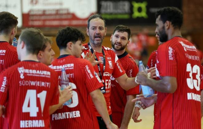 BAU 17.08.2025 Bietigheim Handball DHB Pokal SG BBM Bietigheim vs. VfL Potsdam, Trainer Iker Romero (BBM, Mitte)