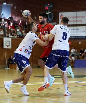 BAU 17.08.2025 Bietigheim Handball DHB Pokal SG BBM Bietigheim vs. VfL Potsdam, v.l. Markus Mahr (Potsdam), Juan de la Pena (BBM), Davide Bulzamini (Potsdam)