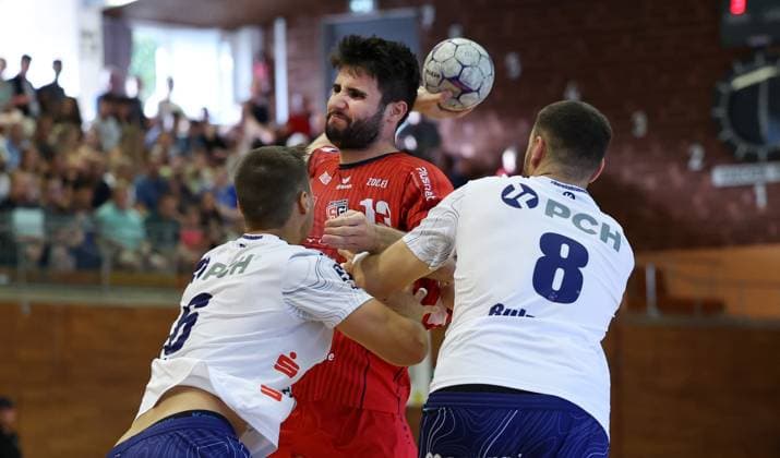 BAU 17.08.2025 Bietigheim Handball DHB Pokal SG BBM Bietigheim vs. VfL Potsdam, v.l. Markus Mahr (Potsdam), Juan de la Pena (BBM), Davide Bulzamini (Potsdam)