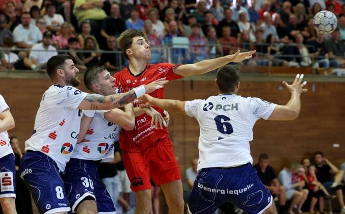 BAU 17.08.2025 Bietigheim Handball DHB Pokal SG BBM Bietigheim vs. VfL Potsdam, v.l. Davide Bulzami (Potsdam), Marco Mengon (Potsdam), Alen Hadzimuhamedovic (BBM,), Markus Mahr (Potsdam)