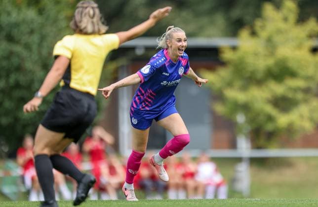 DEU, Stuttgart VfB Stuttgart vs Mainz 05, DFB Pokal Frauen, DFB, Bezirkssportanlage NeckarPark PSV-Stadion, Saison 25 26, Play-offs im Bild: Mainz 05 gewinnt nach Toren von Chiara Bouziane (FSV Mainz 05 10) und Maja Pageler (FSV Mainz 05 37) 2:0 gegen Stuttgart, Jubel über den Einzug in die DFB Pokal Hauptrunde DFB DFL REGULATIONS PROHIBIT ANY USE OF PHOTOGRAPHS AS IMAGE SEQUENCES AND OR QUASI-VIDEO, 17.08.2025, Copyright: HMBxMedia HendrikxHamelau