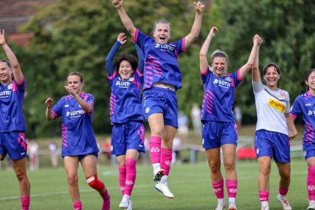 DEU, Stuttgart VfB Stuttgart vs Mainz 05, DFB Pokal Frauen, DFB, Bezirkssportanlage NeckarPark PSV-Stadion, Saison 25 26, Play-offs im Bild: Mainz 05 gewinnt nach Toren von Chiara Bouziane (FSV Mainz 05 10) und Maja Pageler (FSV Mainz 05 37) 2:0 gegen Stuttgart, Jubel über den Einzug in die DFB Pokal Hauptrunde DFB DFL REGULATIONS PROHIBIT ANY USE OF PHOTOGRAPHS AS IMAGE SEQUENCES AND OR QUASI-VIDEO, 17.08.2025, Copyright: HMBxMedia HendrikxHamelau