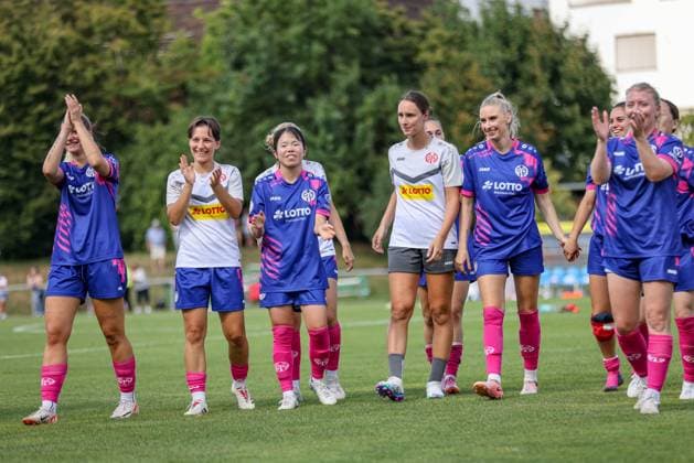 DEU, Stuttgart VfB Stuttgart vs Mainz 05, DFB Pokal Frauen, DFB, Bezirkssportanlage NeckarPark PSV-Stadion, Saison 25 26, Play-offs im Bild: Mainz 05 gewinnt nach Toren von Chiara Bouziane (FSV Mainz 05 10) und Maja Pageler (FSV Mainz 05 37) 2:0 gegen Stuttgart, Jubel über den Einzug in die DFB Pokal Hauptrunde DFB DFL REGULATIONS PROHIBIT ANY USE OF PHOTOGRAPHS AS IMAGE SEQUENCES AND OR QUASI-VIDEO, 17.08.2025, Copyright: HMBxMedia HendrikxHamelau