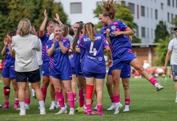 DEU, Stuttgart VfB Stuttgart vs Mainz 05, DFB Pokal Frauen, DFB, Bezirkssportanlage NeckarPark PSV-Stadion, Saison 25 26, Play-offs im Bild: Mainz 05 gewinnt nach Toren von Chiara Bouziane (FSV Mainz 05 10) und Maja Pageler (FSV Mainz 05 37) 2:0 gegen Stuttgart, Jubel über den Einzug in die DFB Pokal Hauptrunde DFB DFL REGULATIONS PROHIBIT ANY USE OF PHOTOGRAPHS AS IMAGE SEQUENCES AND OR QUASI-VIDEO, 17.08.2025, Copyright: HMBxMedia HendrikxHamelau