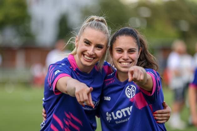 DEU, Stuttgart VfB Stuttgart vs Mainz 05, DFB Pokal Frauen, DFB, Bezirkssportanlage NeckarPark PSV-Stadion, Saison 25 26, Play-offs im Bild: Mainz 05 gewinnt nach Toren von Chiara Bouziane (FSV Mainz 05 10) und Maja Pageler (FSV Mainz 05 37) 2:0 gegen Stuttgart, Jubel über den Einzug in die DFB Pokal Hauptrunde, Chiara Bouziane (FSV Mainz 05 10). Vital Kats (FSV Mainz 05 30) DFB DFL REGULATIONS PROHIBIT ANY USE OF PHOTOGRAPHS AS IMAGE SEQUENCES AND OR QUASI-VIDEO, 17.08.2025, Copyright: HMBxMedia HendrikxHamelau