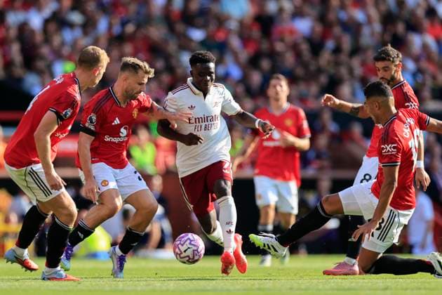 Manchester United, ManU v Arsenal Premier League 17 08 2025. Bukayo Saka (7) of Arsenal tries to get past the United defence during the Premier League match between Manchester United and Arsenal at Old Trafford, Manchester, England on 17 August 2025. Manchester Old Trafford Greater Manchester England Editorial use only DataCo restrictions apply See www.football-dataco.com , Copyright: xConorxMolloyx PSI-22618-0089