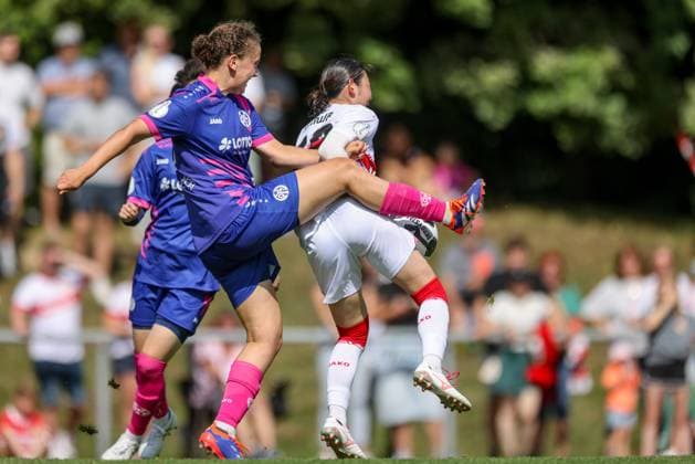 DEU, Stuttgart VfB Stuttgart vs Mainz 05, DFB Pokal Frauen, DFB, Bezirkssportanlage NeckarPark PSV-Stadion, Saison 25 26, Play-offs im Bild: Anna Line Donner (FSV Mainz 05), Haruka Åasawa (VfB Stuttgart 79) DFB DFL REGULATIONS PROHIBIT ANY USE OF PHOTOGRAPHS AS IMAGE SEQUENCES AND OR QUASI-VIDEO, 17.08.2025, Copyright: HMBxMedia HendrikxHamelau