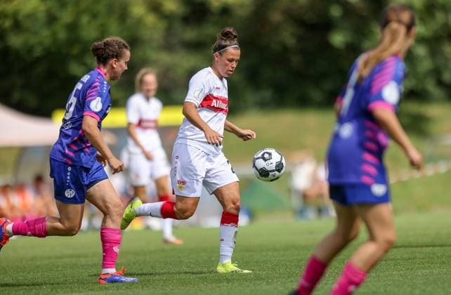 DEU, Stuttgart VfB Stuttgart vs Mainz 05, DFB Pokal Frauen, DFB, Bezirkssportanlage NeckarPark PSV-Stadion, Saison 25 26, Play-offs im Bild: Anna Line Donner (FSV Mainz 05), Nicole Billa (VfB Stuttgart 26) DFB DFL REGULATIONS PROHIBIT ANY USE OF PHOTOGRAPHS AS IMAGE SEQUENCES AND OR QUASI-VIDEO, 17.08.2025, Copyright: HMBxMedia HendrikxHamelau