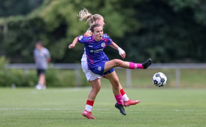 DEU, Stuttgart VfB Stuttgart vs Mainz 05, DFB Pokal Frauen, DFB, Bezirkssportanlage NeckarPark PSV-Stadion, Saison 25 26, Play-offs im Bild: Linette Hofmann (VfB Stuttgart 2), Kara Bathmann (FSV Mainz 05 4) DFB DFL REGULATIONS PROHIBIT ANY USE OF PHOTOGRAPHS AS IMAGE SEQUENCES AND OR QUASI-VIDEO, 17.08.2025, Copyright: HMBxMedia HendrikxHamelau