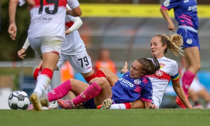DEU, Stuttgart VfB Stuttgart vs Mainz 05, DFB Pokal Frauen, DFB, Bezirkssportanlage NeckarPark PSV-Stadion, Saison 25 26, Play-offs im Bild: Miriam Sterrer (FSV Mainz 05 3), Tamar Dongus (VfB Stuttgart 32) DFB DFL REGULATIONS PROHIBIT ANY USE OF PHOTOGRAPHS AS IMAGE SEQUENCES AND OR QUASI-VIDEO, 17.08.2025, Copyright: HMBxMedia HendrikxHamelau