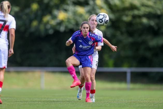 DEU, Stuttgart VfB Stuttgart vs Mainz 05, DFB Pokal Frauen, DFB, Bezirkssportanlage NeckarPark PSV-Stadion, Saison 25 26, Play-offs im Bild: Zweikampf Vital Kats (FSV Mainz 05 30) vs Linette Hofmann (VfB Stuttgart 2) DFB DFL REGULATIONS PROHIBIT ANY USE OF PHOTOGRAPHS AS IMAGE SEQUENCES AND OR QUASI-VIDEO, 17.08.2025, Copyright: HMBxMedia HendrikxHamelau