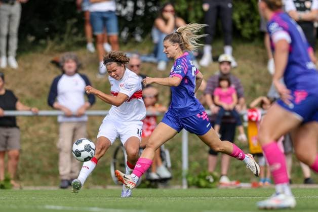 DEU, Stuttgart VfB Stuttgart vs Mainz 05, DFB Pokal Frauen, DFB, Bezirkssportanlage NeckarPark PSV-Stadion, Saison 25 26, Play-offs im Bild: Rosa Rückert (VfB Stuttgart 11), Laura Schmahl (FSV Mainz 05 20) DFB DFL REGULATIONS PROHIBIT ANY USE OF PHOTOGRAPHS AS IMAGE SEQUENCES AND OR QUASI-VIDEO, 17.08.2025, Copyright: HMBxMedia HendrikxHamelau