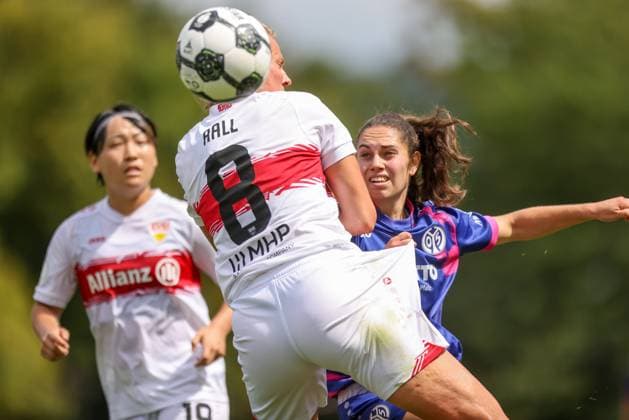 DEU, Stuttgart VfB Stuttgart vs Mainz 05, DFB Pokal Frauen, DFB, Bezirkssportanlage NeckarPark PSV-Stadion, Saison 25 26, Play-offs im Bild: Zweikampf Maximiliane Rall (VfB Stuttgart 8) vs Vital Kats (FSV Mainz 05 30) DFB DFL REGULATIONS PROHIBIT ANY USE OF PHOTOGRAPHS AS IMAGE SEQUENCES AND OR QUASI-VIDEO, 17.08.2025, Copyright: HMBxMedia HendrikxHamelau