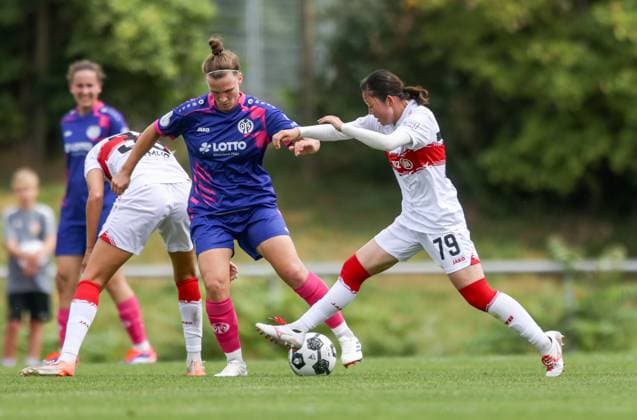 DEU, Stuttgart VfB Stuttgart vs Mainz 05, DFB Pokal Frauen, DFB, Bezirkssportanlage NeckarPark PSV-Stadion, Saison 25 26, Play-offs im Bild: Nadine Anstatt (FSV Mainz 05 27), Haruka Åasawa (VfB Stuttgart 79) DFB DFL REGULATIONS PROHIBIT ANY USE OF PHOTOGRAPHS AS IMAGE SEQUENCES AND OR QUASI-VIDEO, 17.08.2025, Copyright: HMBxMedia HendrikxHamelau