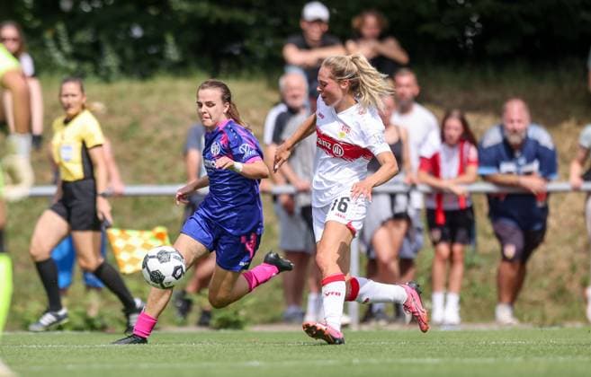 DEU, Stuttgart VfB Stuttgart vs Mainz 05, DFB Pokal Frauen, DFB, Bezirkssportanlage NeckarPark PSV-Stadion, Saison 25 26, Play-offs im Bild: Kara Bathmann (FSV Mainz 05 4), Janina Hechler (VfB Stuttgart 16) DFB DFL REGULATIONS PROHIBIT ANY USE OF PHOTOGRAPHS AS IMAGE SEQUENCES AND OR QUASI-VIDEO, 17.08.2025, Copyright: HMBxMedia HendrikxHamelau