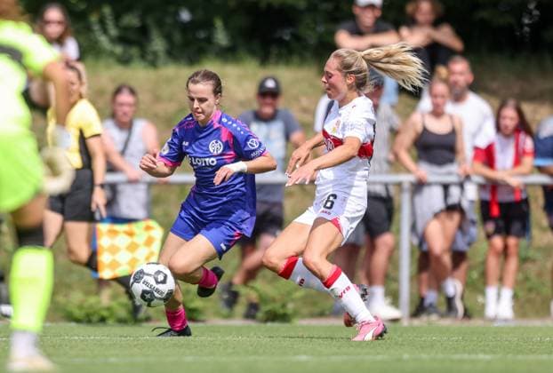 DEU, Stuttgart VfB Stuttgart vs Mainz 05, DFB Pokal Frauen, DFB, Bezirkssportanlage NeckarPark PSV-Stadion, Saison 25 26, Play-offs im Bild: Kara Bathmann (FSV Mainz 05 4), Janina Hechler (VfB Stuttgart 16) DFB DFL REGULATIONS PROHIBIT ANY USE OF PHOTOGRAPHS AS IMAGE SEQUENCES AND OR QUASI-VIDEO, 17.08.2025, Copyright: HMBxMedia HendrikxHamelau
