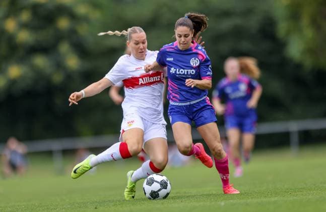 DEU, Stuttgart VfB Stuttgart vs Mainz 05, DFB Pokal Frauen, DFB, Bezirkssportanlage NeckarPark PSV-Stadion, Saison 25 26, Play-offs im Bild: Zweikampf Charlotte Blümel (VfB Stuttgart 6), Vital Kats (FSV Mainz 05 30) DFB DFL REGULATIONS PROHIBIT ANY USE OF PHOTOGRAPHS AS IMAGE SEQUENCES AND OR QUASI-VIDEO, 17.08.2025, Copyright: HMBxMedia HendrikxHamelau