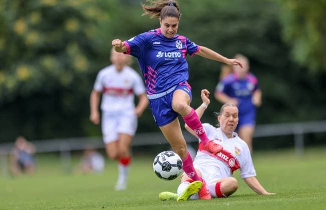 DEU, Stuttgart VfB Stuttgart vs Mainz 05, DFB Pokal Frauen, DFB, Bezirkssportanlage NeckarPark PSV-Stadion, Saison 25 26, Play-offs im Bild: Zweikampf Charlotte Blümel (VfB Stuttgart 6), Vital Kats (FSV Mainz 05 30) DFB DFL REGULATIONS PROHIBIT ANY USE OF PHOTOGRAPHS AS IMAGE SEQUENCES AND OR QUASI-VIDEO, 17.08.2025, Copyright: HMBxMedia HendrikxHamelau