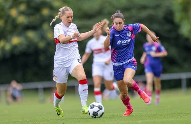 DEU, Stuttgart VfB Stuttgart vs Mainz 05, DFB Pokal Frauen, DFB, Bezirkssportanlage NeckarPark PSV-Stadion, Saison 25 26, Play-offs im Bild: Zweikampf Charlotte Blümel (VfB Stuttgart 6), Vital Kats (FSV Mainz 05 30) DFB DFL REGULATIONS PROHIBIT ANY USE OF PHOTOGRAPHS AS IMAGE SEQUENCES AND OR QUASI-VIDEO, 17.08.2025, Copyright: HMBxMedia HendrikxHamelau