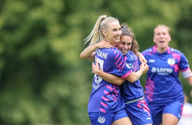 DEU, Stuttgart VfB Stuttgart vs Mainz 05, DFB Pokal Frauen, DFB, Bezirkssportanlage NeckarPark PSV-Stadion, Saison 25 26, Play-offs im Bild: Chiara Bouziane (FSV Mainz 05 10) erzielt das Tor zum 1:0, Mainz 05 gewinnt nach Toren von Chiara Bouziane (FSV Mainz 05 10) und Maja Pageler (FSV Mainz 05 37) 2:0 gegen Stuttgart, Jubel über den Einzug in die DFB Pokal Hauptrunde DFB DFL REGULATIONS PROHIBIT ANY USE OF PHOTOGRAPHS AS IMAGE SEQUENCES AND OR QUASI-VIDEO, 17.08.2025, Copyright: HMBxMedia HendrikxHamelau