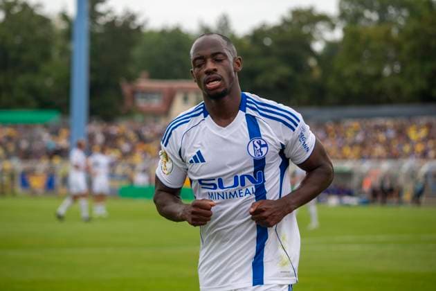 GER, Leipzig, Fußball, DFB-Pokal, 1. Runde, 1. FC Lokomotive Leipzig vs. FC Schalke 04 im Bild v.l.: Christopher Antwi-Adjei (FC Schalke 04 18), 17.08.2025, Bruno-Plache Stadion Leipzig DFB REGULATIONS PROHIBIT ANY USE OF PHOTOGRAPHS AS IMAGE SEQUENCES AND OR QUASI-VIDEO, Copyright: HMBxMedia PaulxFritz