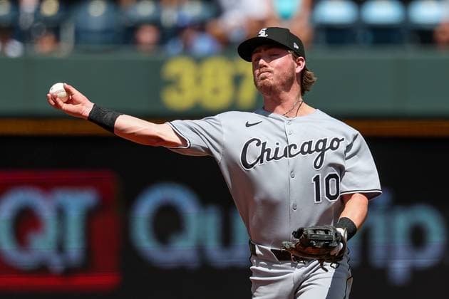 August 17, 2025: Chicago White Sox second baseman Chase Meidroth (10) throws to first for the out on Kansas City Royals third baseman Maikel Garcia (11) during the second inning at Kauffman Stadium in Kansas City, MO. CSM Kansas City United States of America - ZUMAc04_ 20250817_zma_c04_058 Copyright: xDavidxSmithx