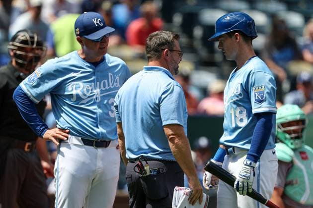 August 17, 2025: Kansas City Royals manager Matt Quatraro (33) and a training staff memeber check on Kansas City Royals right fielder Mike Yastrzemski (18) during the fourth inning against the Chicago White Sox at Kauffman Stadium in Kansas City, MO. CSM Kansas City United States of America - ZUMAc04_ 20250817_zma_c04_060 Copyright: xDavidxSmithx
