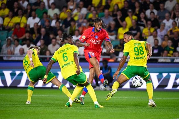 FOOTBALL : Nantes vs PSG - Ligue 1 - 17 08 2025 Chidozie Collins Awaziem ( 6 - Nantes ) , Johann Lepenant ( 8 - Nantes ) Bradley Barcola ( 29 - PSG ) and Kelvin Amian Adou ( 98 - Nantes )during the Ligue 1match between FC Nantes and Paris Saint Germain at Stade de la Beaujoire on August 17, 2025 in Nantes, France. ( Photo by Dante Badano PsnewZ ) - NantesFrance  Copyright: xDantexBadanox