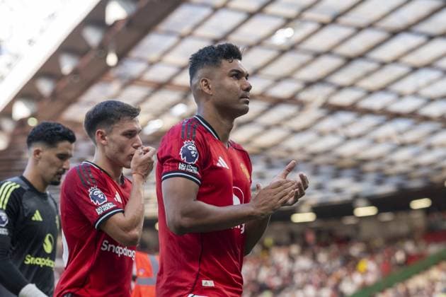 Manchester, England, August 17, 2025: Casemiro of Manchester United, ManU thanks fans after the Premier League 2025 match between Manchester United and Arsenal at Old Trafford. (Photo by Richard Callis Sports Press Photo) Copyright: xRichardxCallis SportsxPressxPhotx Sportspressphoto_SPR12148