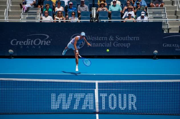 Cincinnati Open Semifinals: Iga ÅöwiÄÖtek V Elena Rybakina Iga Swiatek is seen during her semifinals match at the Cincinnati Open in Mason, Ohio, on August 17, 2025. Mason Ohio United States  Copyright: xJasonxWhitmanx originalFilename:whitman-cincinna250817_npOyT.jpg