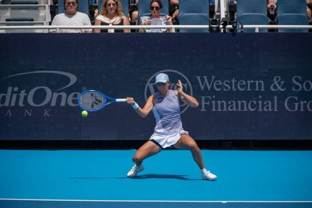 Cincinnati Open Semifinals: Iga ÅöwiÄÖtek V Elena Rybakina Iga Swiatek is seen during her semifinals match at the Cincinnati Open in Mason, Ohio, on August 17, 2025. Mason Ohio United States  Copyright: xJasonxWhitmanx originalFilename:whitman-cincinna250817_npRX5.jpg