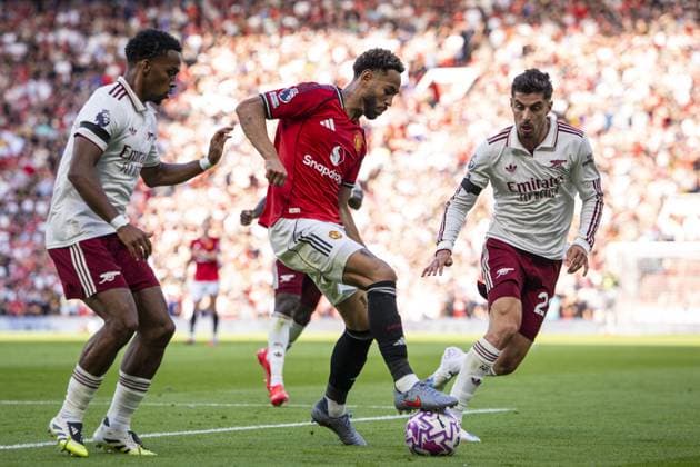 Manchester, England, August 17, 2025: Matheus Cunha of Manchester United, ManU (C) fight for possession with Jurriën Timber (L) and Kai Havertz (R) of Arsenal during the Premier League 2025 match between Manchester United and Arsenal at Old Trafford. (Photo by Richard Callis Sports Press Photo) Copyright: xRichardxCallis SportsxPressxPhotx Sportspressphoto_SPR12173