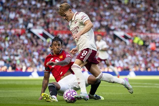 Manchester, England, August 17, 2025: Martin Ødegaard of Arsenal and Leny Yoro of Manchester United, ManU fight for possession during the Premier League 2025 match between Manchester United and Arsenal at Old Trafford. (Photo by Richard Callis Sports Press Photo) Copyright: xRichardxCallis SportsxPressxPhotx Sportspressphoto_SPR12196