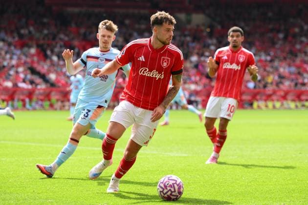 Nottingham Forest v Brentford - Premier League Neco Williams of Nottingham Forest looks for options during the Premier League match between Nottingham Forest and Brentford at the City Ground in Nottingham, England, on August 17, 2025. Nottingham Nottinghamshire United Kingdom  Copyright: xMIxNewsx originalFilename:fletcher-nottingh250817_npw1X.jpg