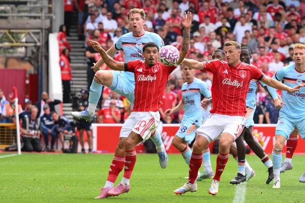 Nottingham Forest v Brentford - Premier League Morgan Gibbs-White of Nottingham Forest is under pressure from Nathan Collins of Brentford during the Premier League match between Nottingham Forest and Brentford at the City Ground in Nottingham, England, on August 17, 2025. Nottingham Nottinghamshire United Kingdom  Copyright: xMIxNewsx originalFilename:fletcher-nottingh250817_npt59.jpg