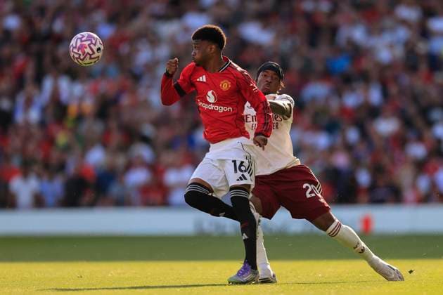 Manchester United, ManU v Arsenal Premier League 17 08 2025. Amad Diallo (16) of Manchester United is challenged by Noni Madueke (20) of Arsenal during the Premier League match between Manchester United and Arsenal at Old Trafford, Manchester, England on 17 August 2025. Manchester Old Trafford Greater Manchester England Editorial use only DataCo restrictions apply See www.football-dataco.com , Copyright: xConorxMolloyx PSI-22618-0115