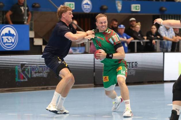 17.08.2025, xgox, Handball - Wartburg Cup SC Magdeburg - Skanderborg Handbold emspor, v.l. Andreas Sogaard (Skanderborg, 17), Omar Ingi Magnusson (Magdeburg, 14) Zweikampf, Duell, Kampf, tackle Eisenach